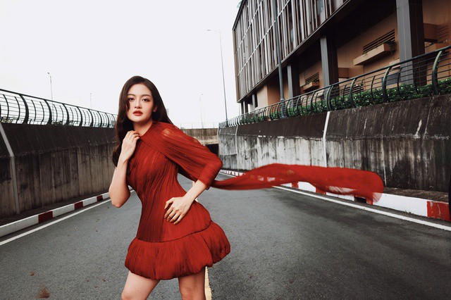 Thùy Anh gợi cảm đón tuổi 31 4 Gia nhập làng giải trí từ năm 14 tuổi với sitcom đình đám Bộ tứ 10A8, đến nay, nữ diễn viên đã có gần 20 năm gắn bó với nghệ thuật. Một hành trình dài, nhiều thử thách nhưng cũng đầy dấu ấn.