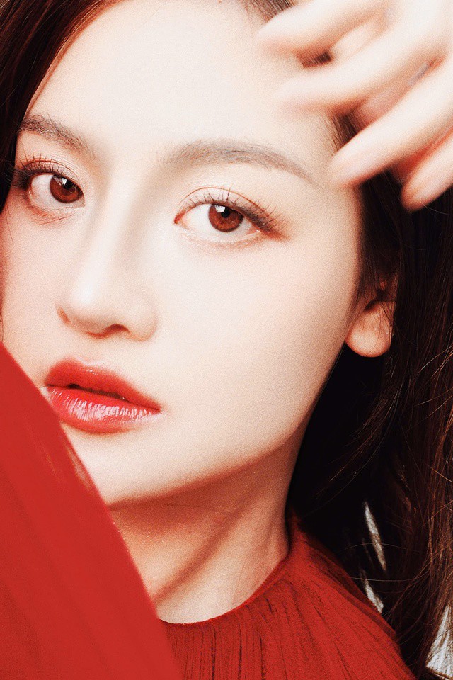 Thùy Anh gợi cảm đón tuổi 31 5 Sau thành công ban đầu từ Bộ tứ 10A8, Thùy Anh từng có quãng thời gian tạm dừng diễn xuất để tập trung cho việc học. Phải đến năm 2014, cô mới thực sự trở lại với điện ảnh qua bộ phim Đập cánh giữa không trung của đạo diễn Nguyễn Hoàng Điệp, tác phẩm được đánh giá cao tại nhiều liên hoan phim.