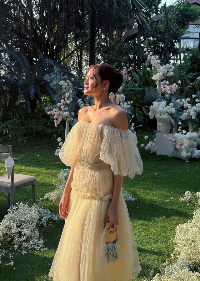 Thùy Anh gợi cảm đón tuổi 31 10 Gần đây, Thùy Anh nhận lời tham gia vai nữ chính trong bộ phim Tường lửa Tràng An của Đài Truyền hình Hà Nội, đóng cặp cùng Doãn Quốc Đam. Cô đảm nhận vai Linh, một ca sĩ vướng vào mối quan hệ tình cảm phức tạp với “tội phạm công nghệ”. Đây được đánh giá là vai diễn nặng tâm lý, đòi hỏi chiều sâu cảm xúc. Làm việc cùng đàn anh dày dạn kinh nghiệm, Thùy Anh cho biết cô học hỏi được rất nhiều và dần cảm thấy tự tin, thả lỏng hơn trong diễn xuất.