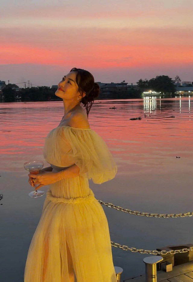 Thùy Anh gợi cảm đón tuổi 31 13 Ở tuổi 31, Thùy Anh mong muốn được thử sức với những vai diễn khó, gai góc, thậm chí “dị” và nặng tâm lý. Với cô, mỗi dự án là một cơ hội để trưởng thành hơn trong nghề.