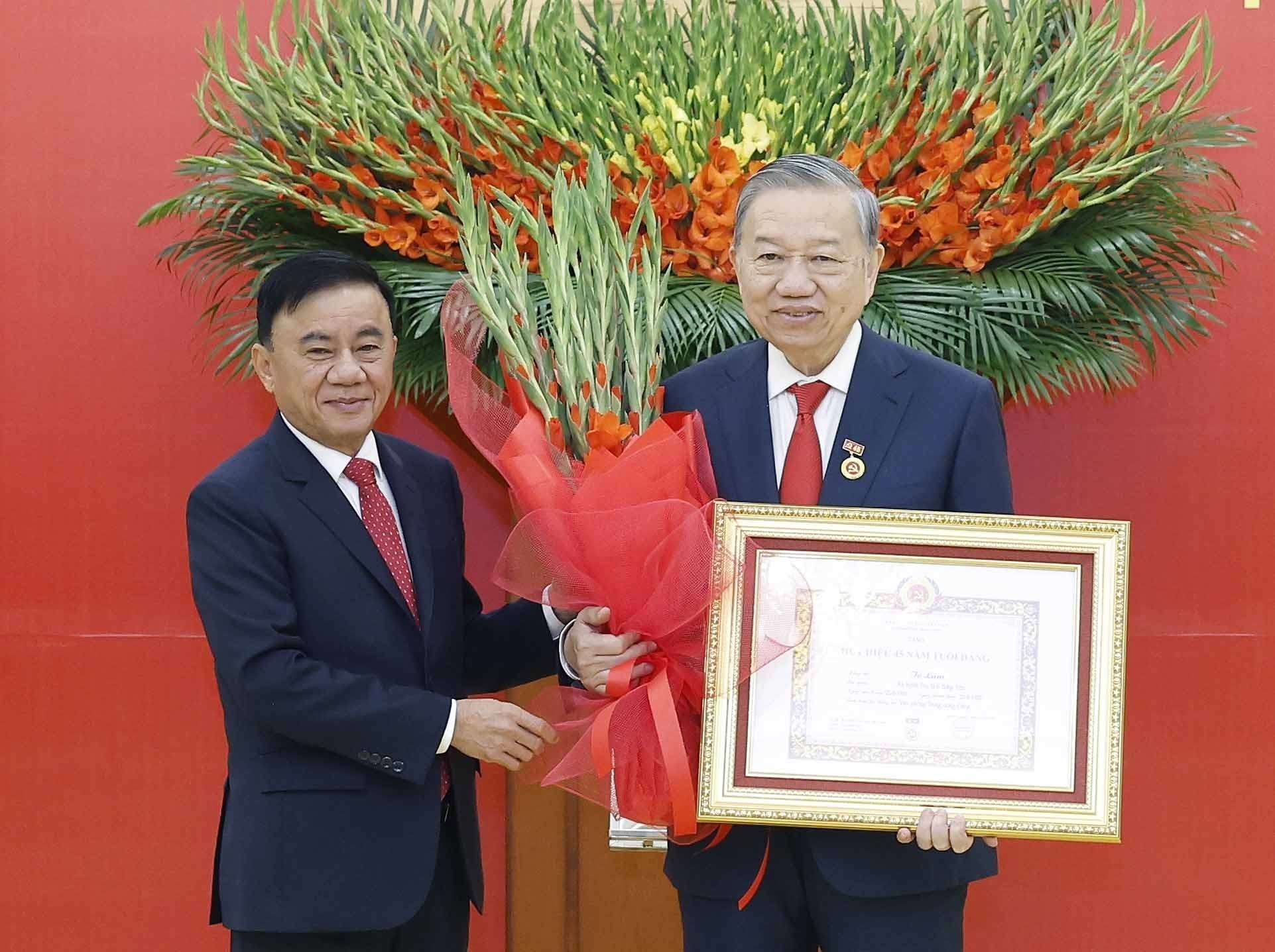 Tổng Bí thư Tô Lâm nhận Huy hiệu 45 năm tuổi Đảng 2 Tổng Bí thư Tô Lâm nhận huy hiệu 45 năm tuổi Đảng - Ảnh 2.