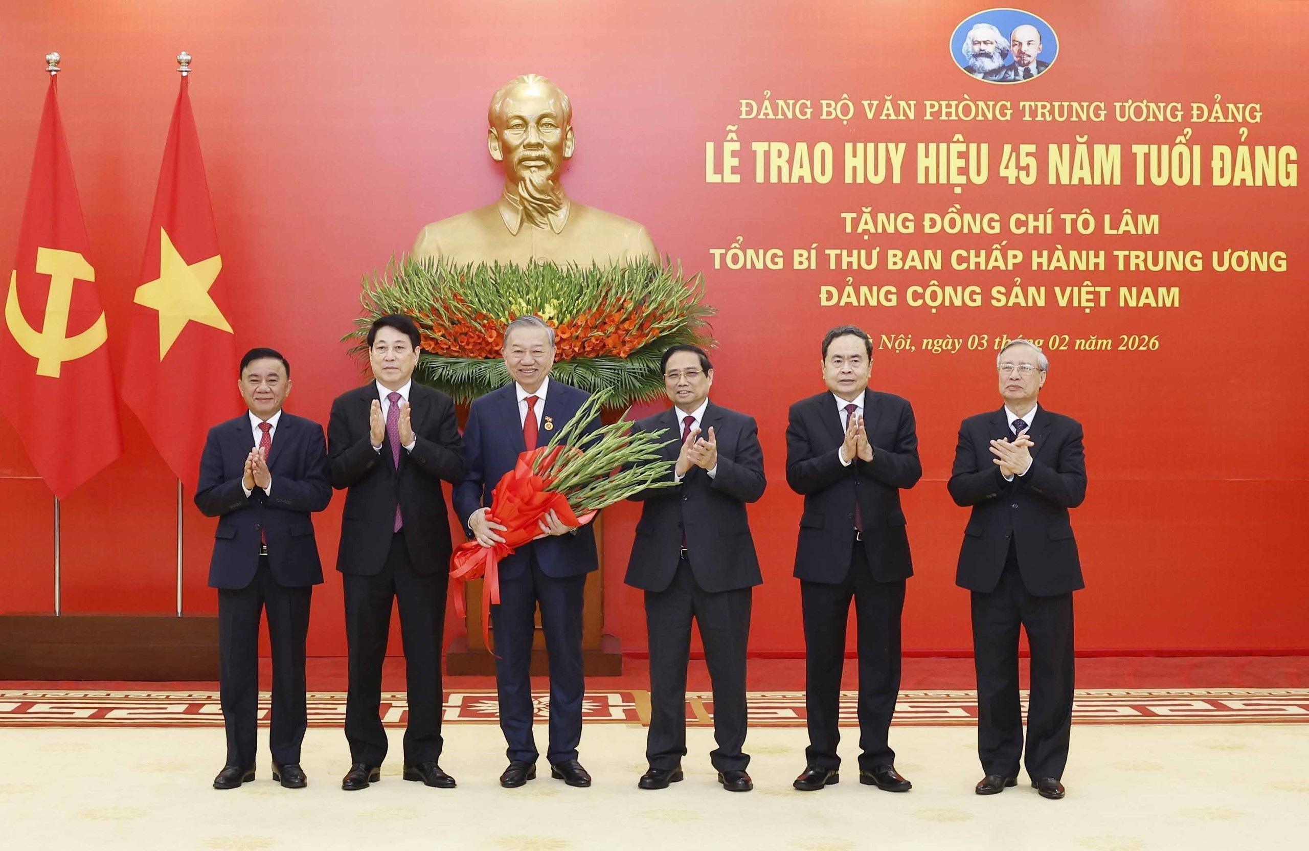 Tổng Bí thư Tô Lâm nhận Huy hiệu 45 năm tuổi Đảng 3 Tổng Bí thư Tô Lâm nhận huy hiệu 45 năm tuổi Đảng - Ảnh 3.