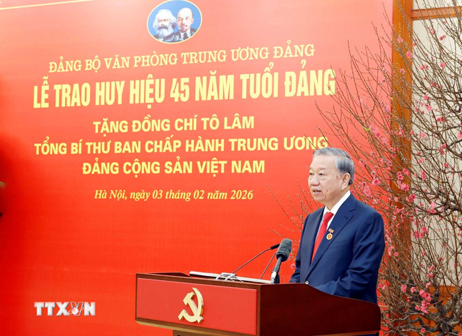 Trao Huy hiệu 45 năm tuổi Đảng tặng Tổng Bí thư Tô Lâm 3 Trao Huy hiệu 45 năm tuổi Đảng tặng Tổng Bí thư Tô Lâm - Ảnh 3.