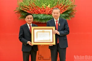 Trao Huy hiệu 45 năm tuổi đảng tặng Tổng Bí thư Tô Lâm