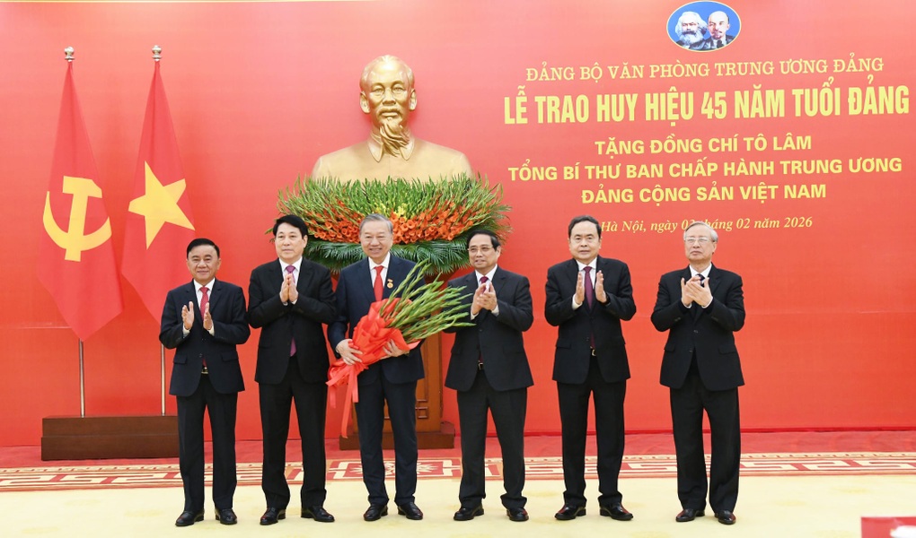 Tổng Bí thư Tô Lâm nhận Huy hiệu 45 năm tuổi Đảng - 2