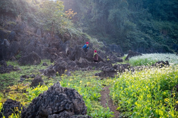 Trong làng có những mỏm đá dựng độc đáo, nên người dân còn gọi là "làng Đá Dựng"