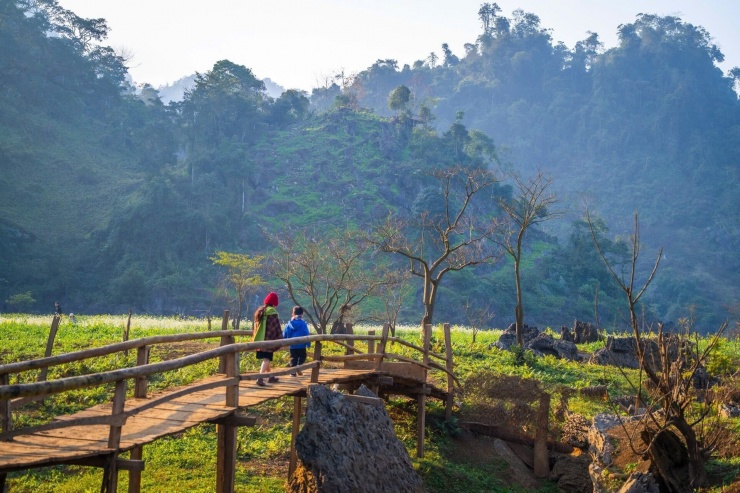 Cây cầu gỗ đơn sơ nhưng xinh đẹp trong bản