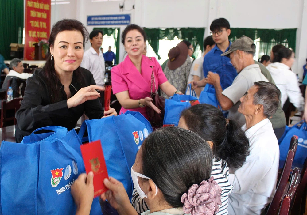 Bà Huỳnh Lan Phương, Phó TGĐ Công ty VWS trao quà tết cho người dân. vws-trao-tang-qua-tet-cho-gia-dinh-chinh-sach-o-vinh-long-2.jpg