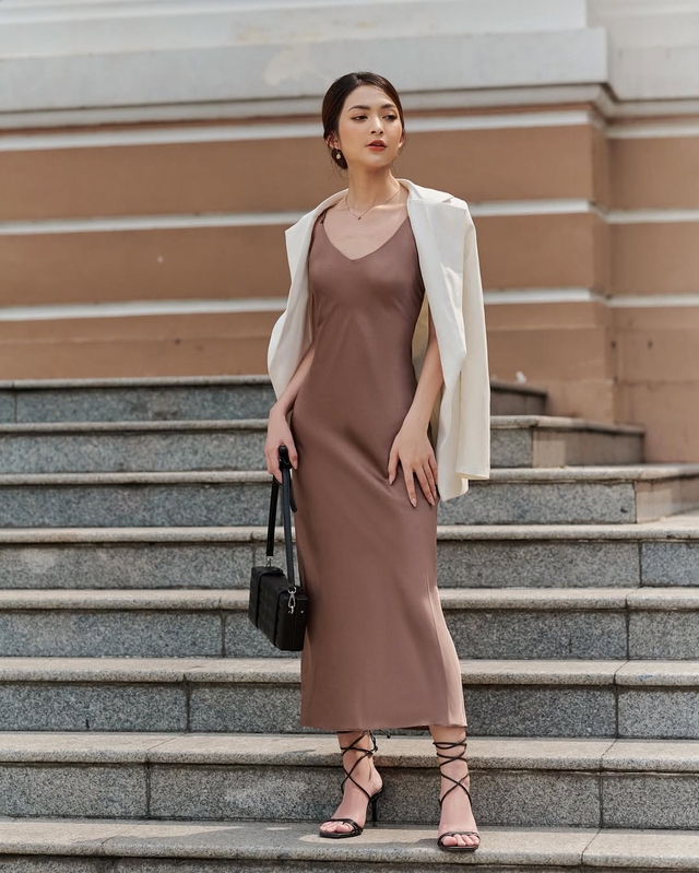 Áo blazer và váy lụa: ranh giới tinh tế giữa gợi cảm và thanh lịch- Ảnh 2.