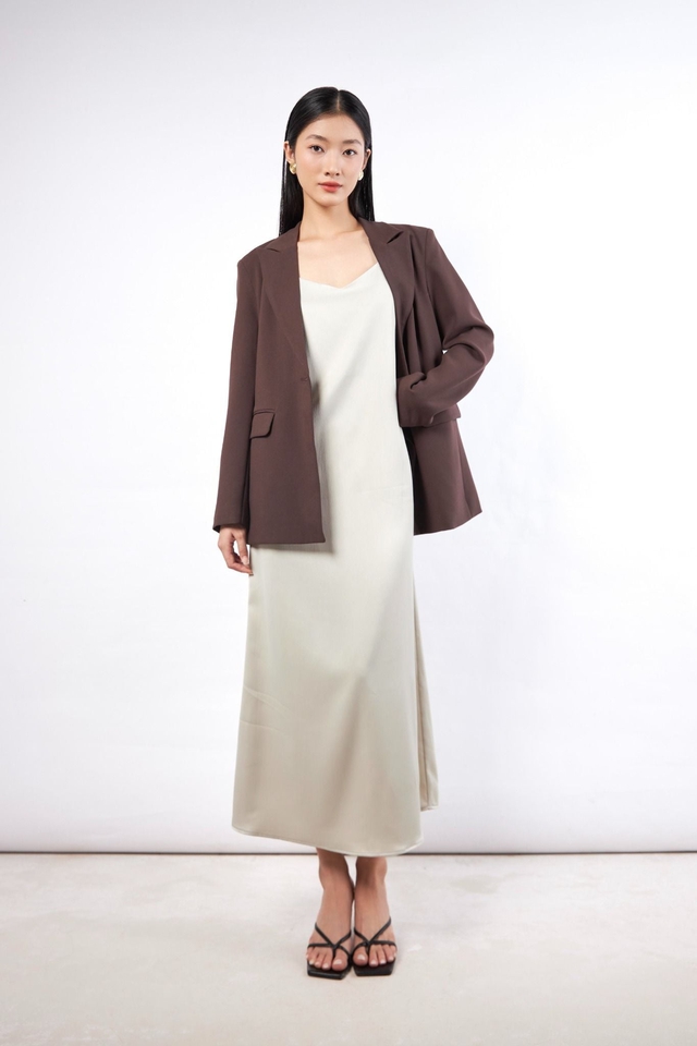 Áo blazer và váy lụa: ranh giới tinh tế giữa gợi cảm và thanh lịch- Ảnh 3.