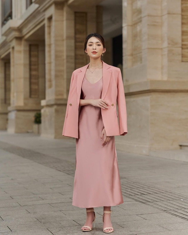 Áo blazer và váy lụa: ranh giới tinh tế giữa gợi cảm và thanh lịch- Ảnh 5.