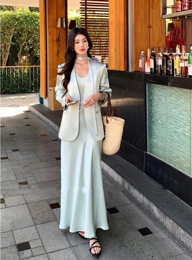 Áo blazer và váy lụa: ranh giới tinh tế giữa gợi cảm và thanh lịch- Ảnh 6.