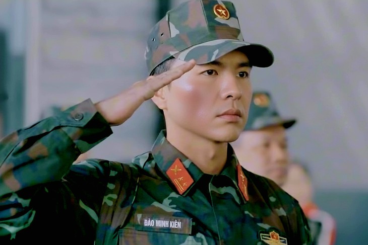 Phim Việt giờ vàng mới chiếu đã được khen hay như Hậu Duệ Mặt Trời, nam chính mặc quân phục là đẹp lên gấp tỷ lần- Ảnh 4.