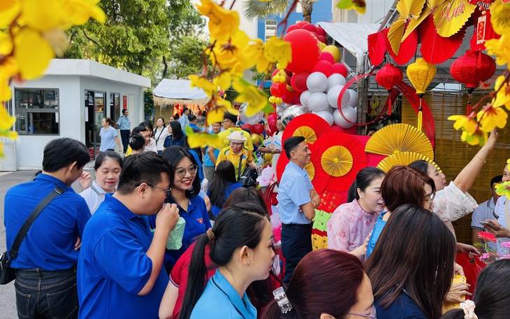 Toàn dân TP.HCM được cấp nước sạch, đồng hồ nước vào cả những khu khó - Ảnh 2.