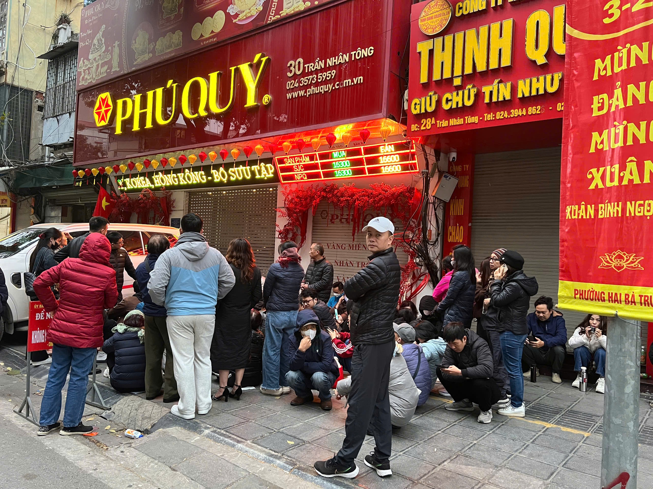 Khách xếp hàng mua khi giá vàng, bạc đảo chiều tăng mạnh 2 Khách xếp hàng mua khi giá vàng, bạc đảo chiều tăng mạnh - Ảnh 2.