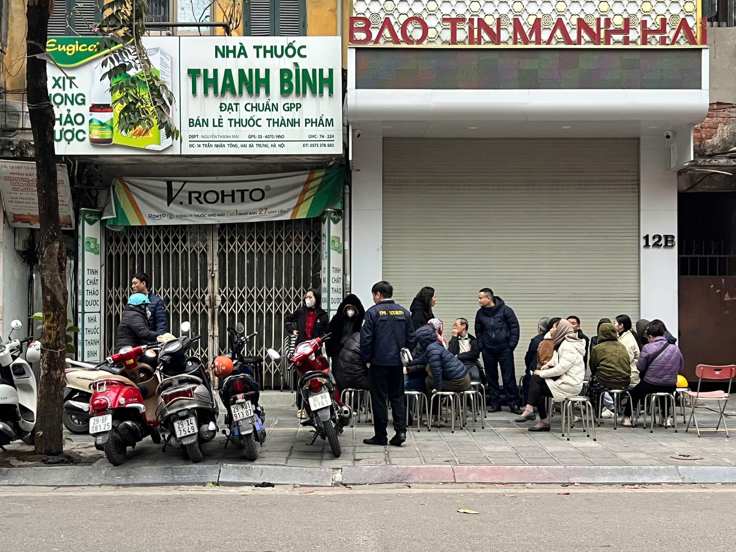 Khách xếp hàng mua khi giá vàng, bạc đảo chiều tăng mạnh 3 Khách xếp hàng mua khi giá vàng, bạc đảo chiều tăng mạnh - Ảnh 3.