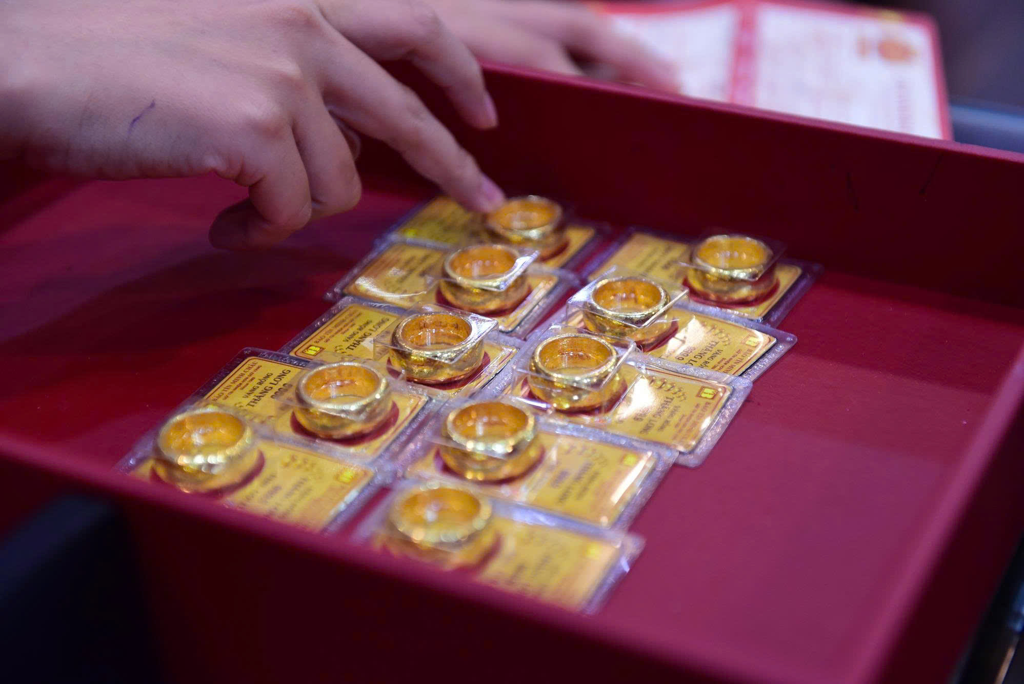 Khách xếp hàng mua khi giá vàng, bạc đảo chiều tăng mạnh 5 Khách xếp hàng mua khi giá vàng, bạc đảo chiều tăng mạnh - Ảnh 5.