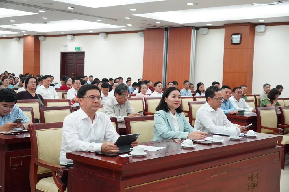 Ông Nguyễn Mạnh Cường, Ủy viên dự khuyết Trung ương Đảng, Ủy viên Ban Thường vụ Thành ủy, Phó Chủ tịch UBND TP.HCM; bà Trương Thị Bích Hạnh, Ủy viên Ban Thường vụ Thành ủy, Phó Chủ tịch Thường trực Uỷ ban MTTQ Việt Nam TP.HCM. Ảnh: THANH TUYỀN cu-tri-bau-cu-DBQH-HDND 2.JPG