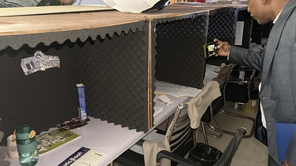 Nhiều kịch bản lừa đảo được tìm thấy ở hiện trường. Ảnh: KHAOSOD Nhiều kịch bản lừa đảo được tìm thấy ở hiện trường. Ảnh: KHAOSOD