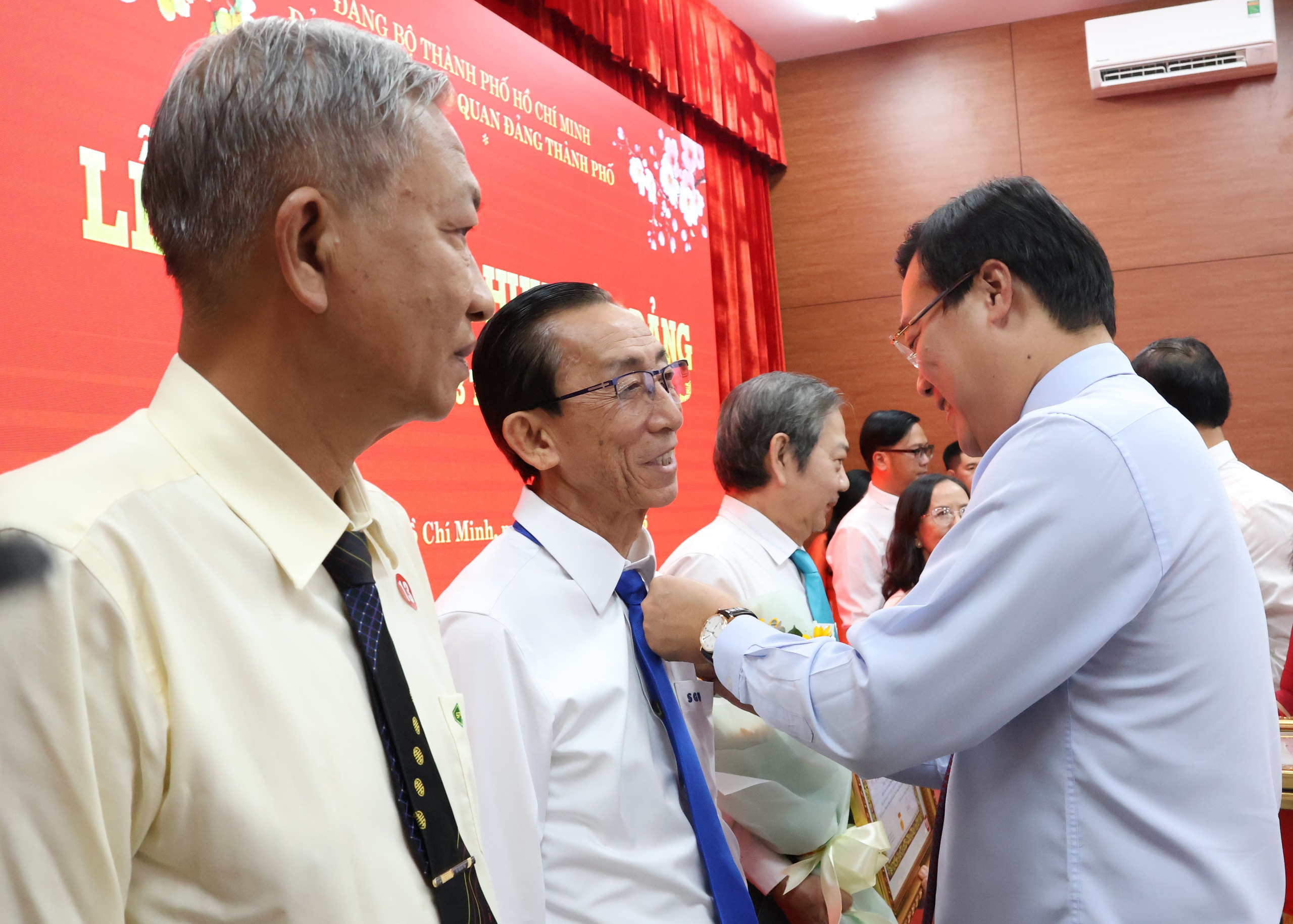 Đảng ủy các cơ quan Đảng TPHCM trao Huy hiệu Đảng cho 23 đảng viên năm 2026 - Ảnh 3.