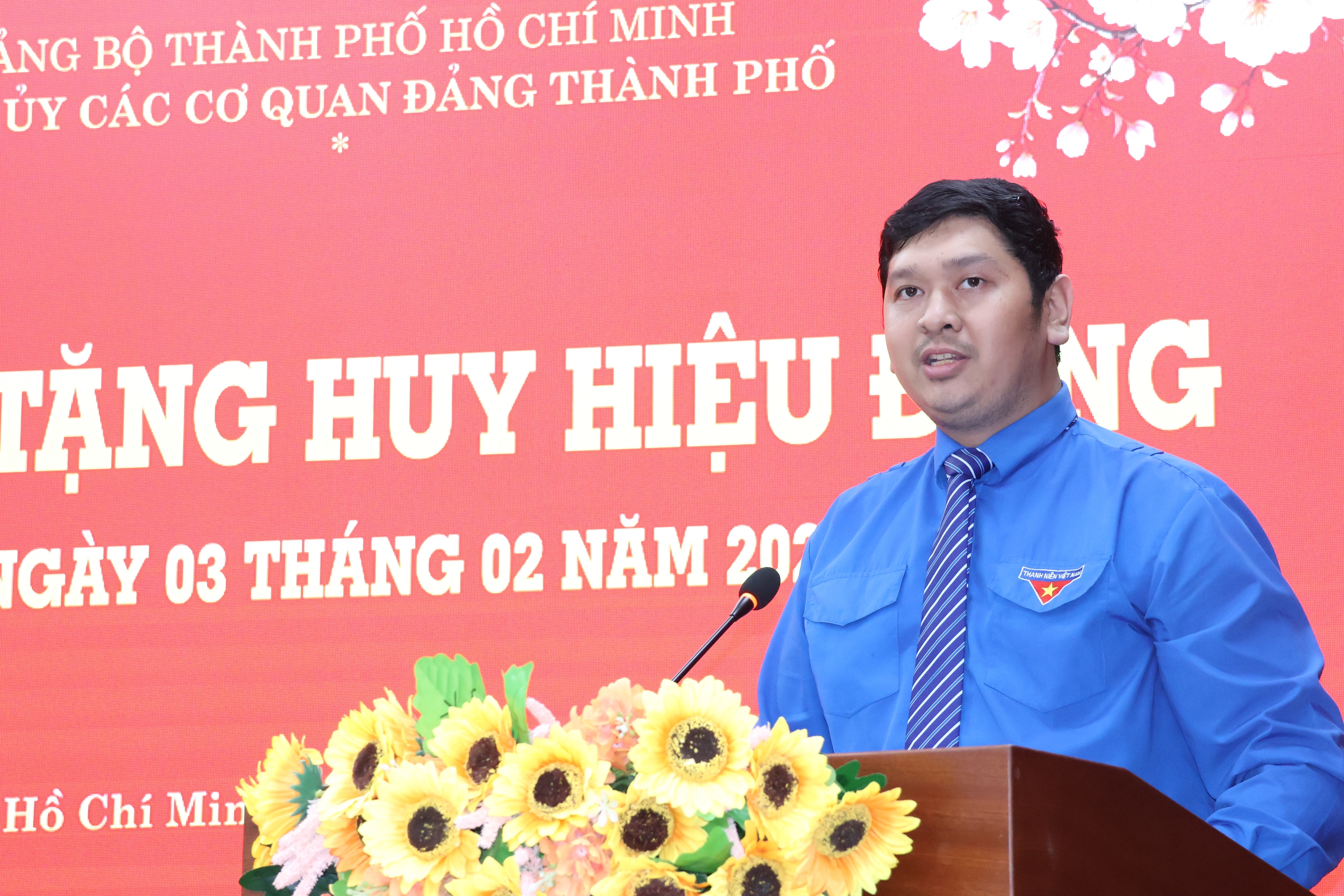 Đảng ủy các cơ quan Đảng TPHCM trao Huy hiệu Đảng cho 23 đảng viên năm 2026 - Ảnh 6.