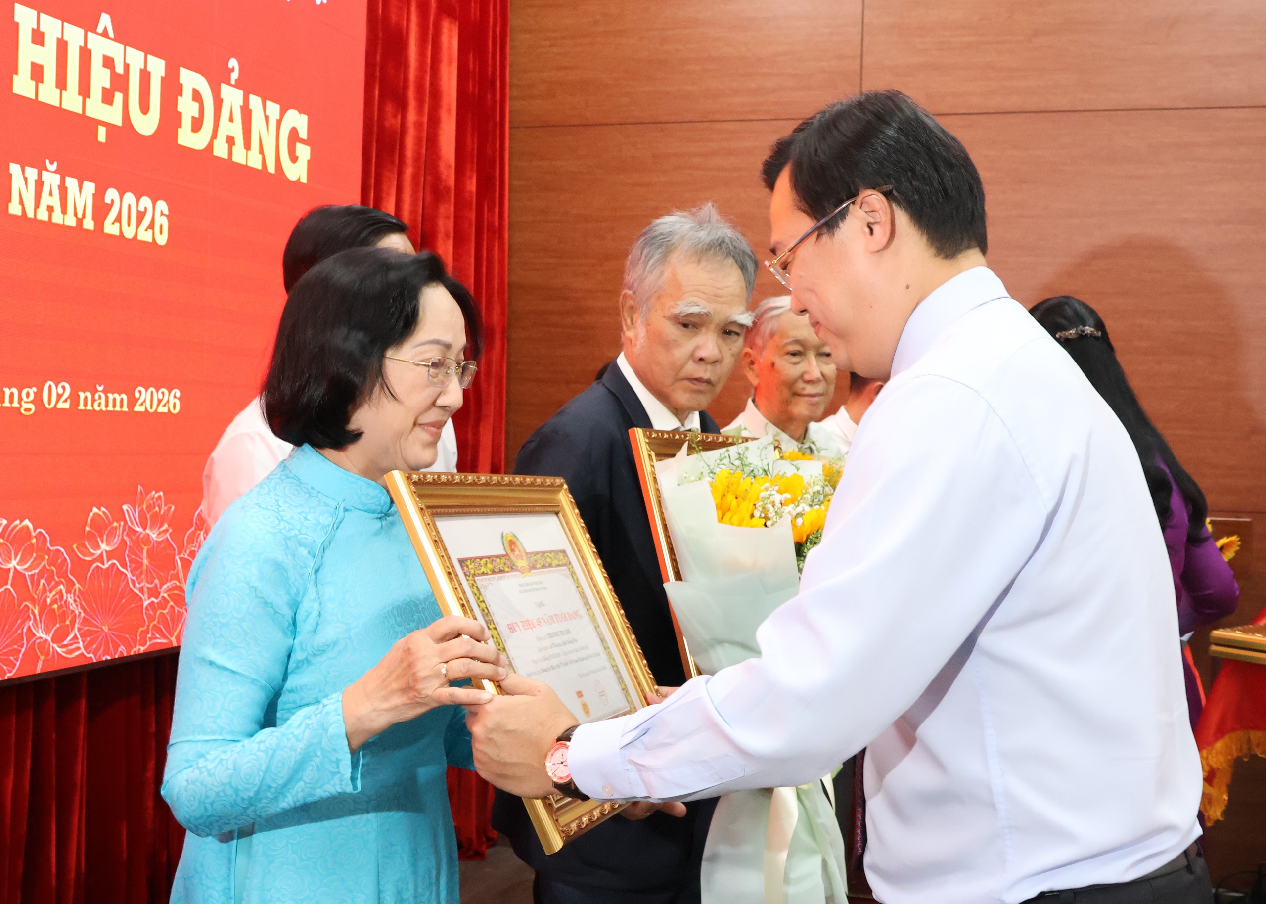 Đảng ủy các cơ quan Đảng TPHCM trao Huy hiệu Đảng cho 23 đảng viên năm 2026 - Ảnh 7.