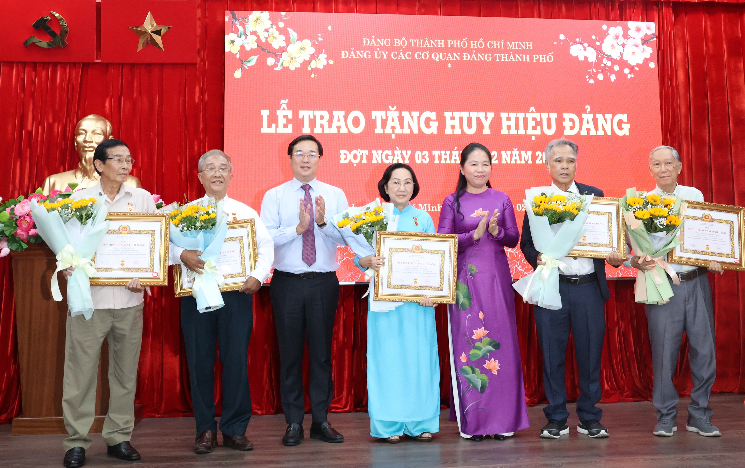 Đảng ủy các cơ quan Đảng TPHCM trao Huy hiệu Đảng cho 23 đảng viên năm 2026 - Ảnh 8.