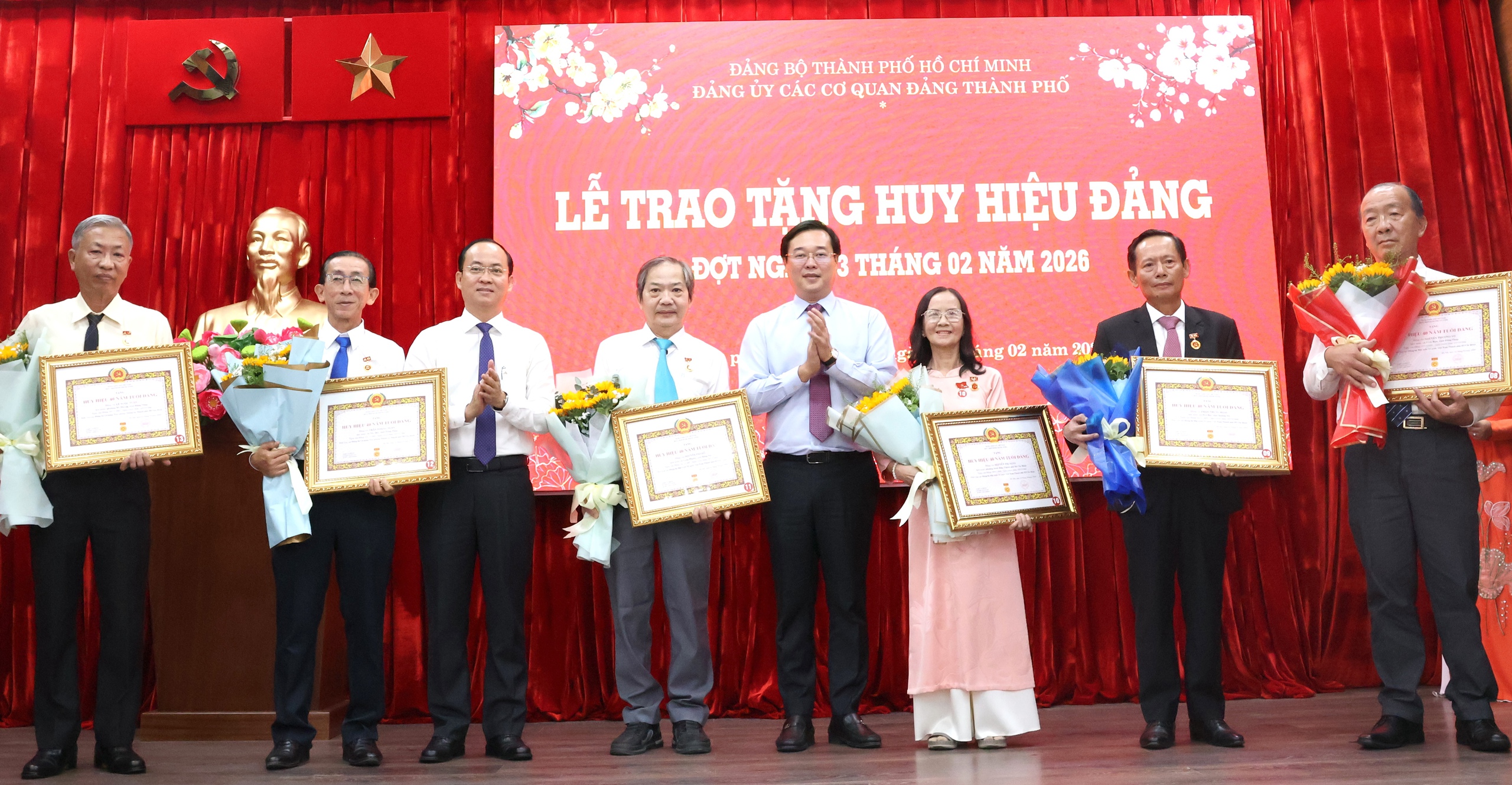 Đảng ủy các cơ quan Đảng TPHCM trao Huy hiệu Đảng cho 23 đảng viên năm 2026 - Ảnh 9.