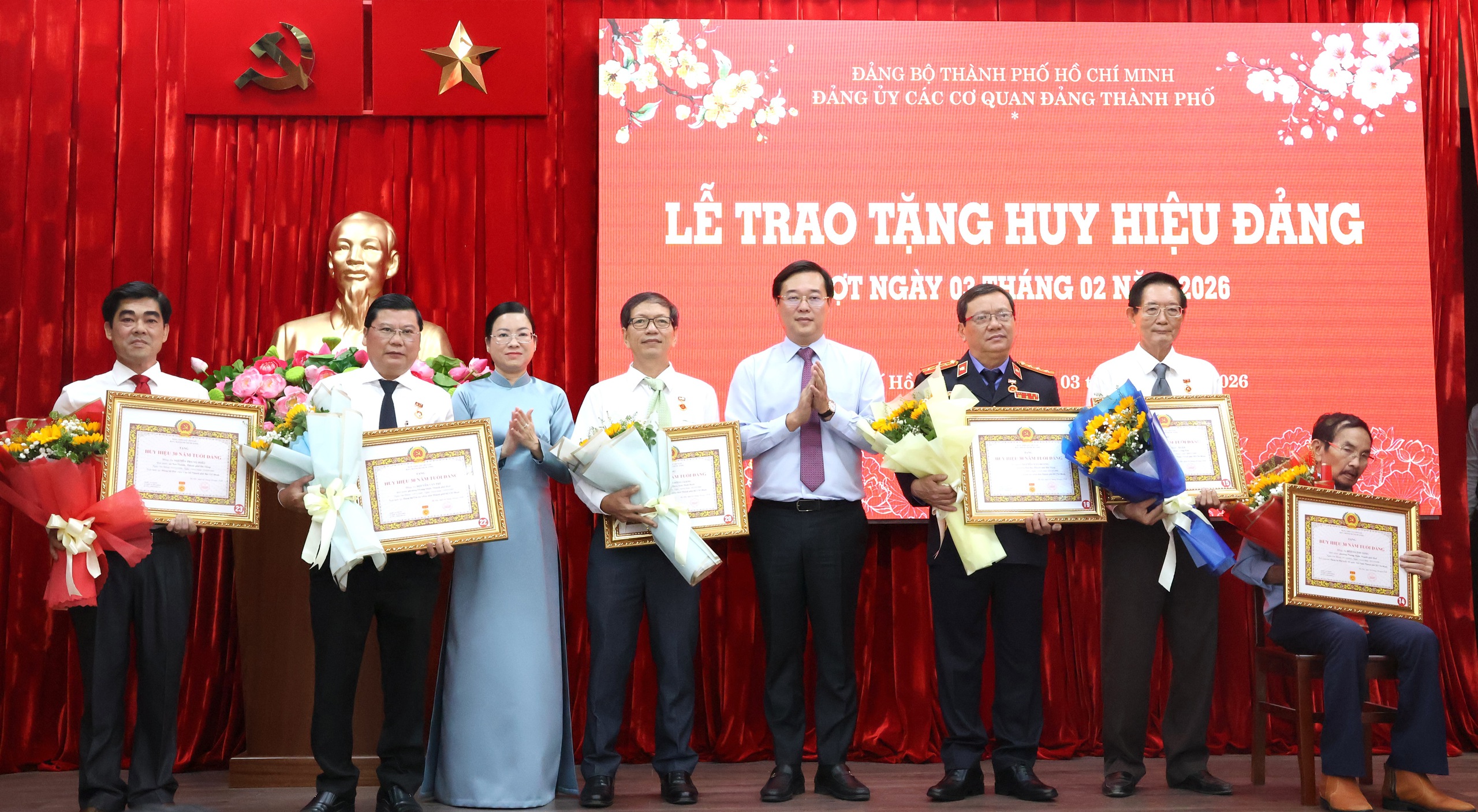 Đảng ủy các cơ quan Đảng TPHCM trao Huy hiệu Đảng cho 23 đảng viên năm 2026 - Ảnh 10.