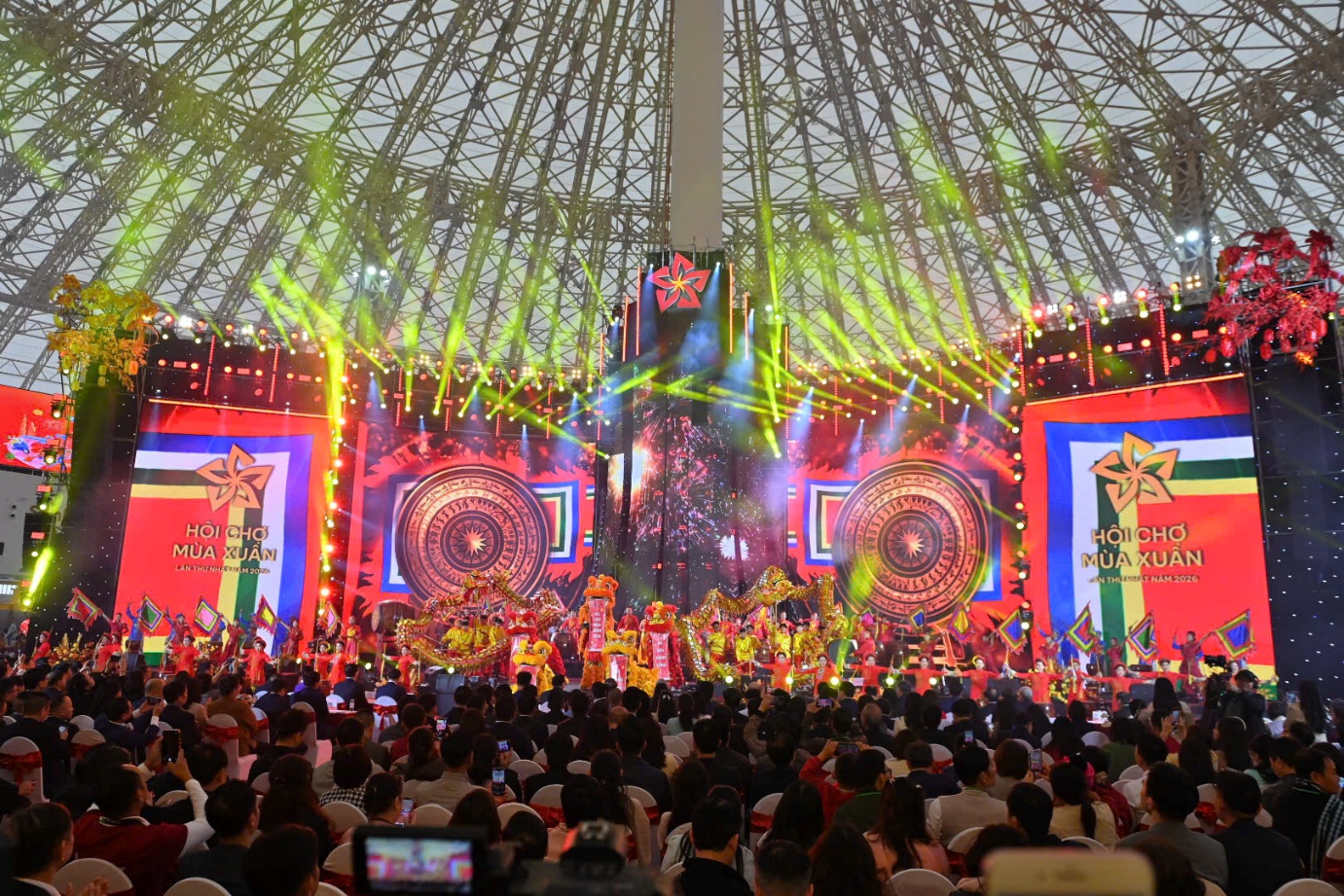 Hàng vạn du khách đổ về VEC trong ngày đầu khai mạc Hội chợ Mùa Xuân 2026- Ảnh 2.