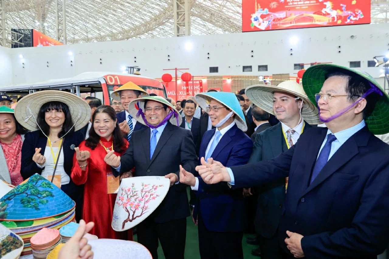 Hàng vạn du khách đổ về VEC trong ngày đầu khai mạc Hội chợ Mùa Xuân 2026- Ảnh 3.