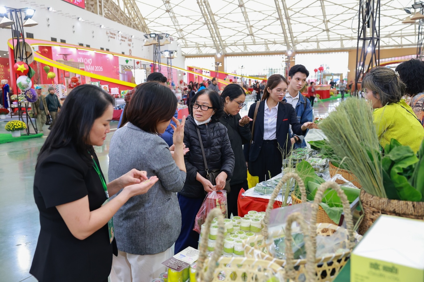 Hàng vạn du khách đổ về VEC trong ngày đầu khai mạc Hội chợ Mùa Xuân 2026- Ảnh 4.