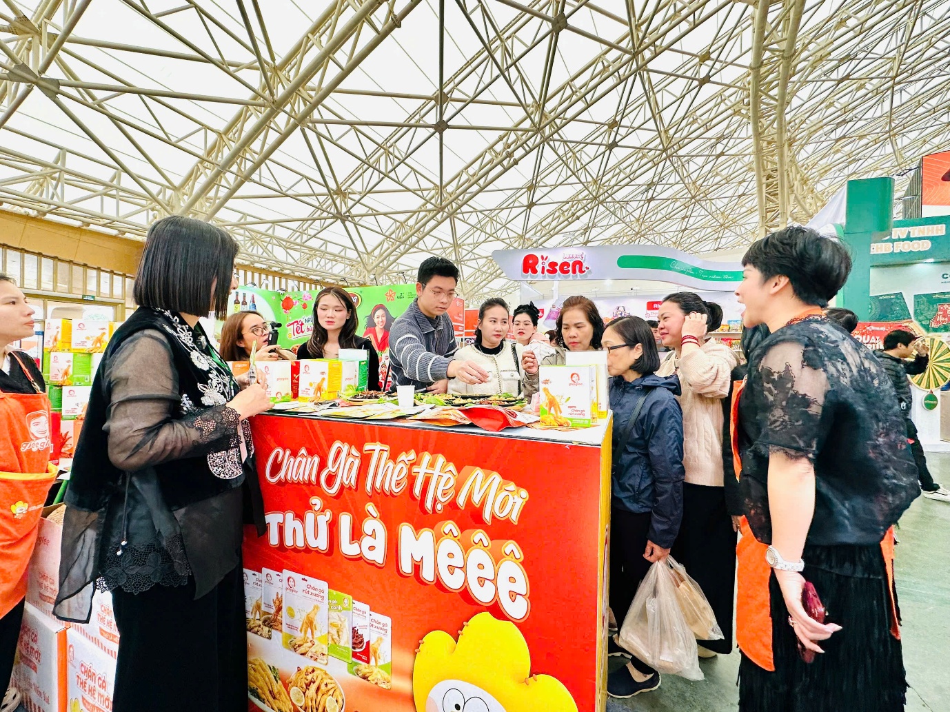 Hàng vạn du khách đổ về VEC trong ngày đầu khai mạc Hội chợ Mùa Xuân 2026- Ảnh 7.