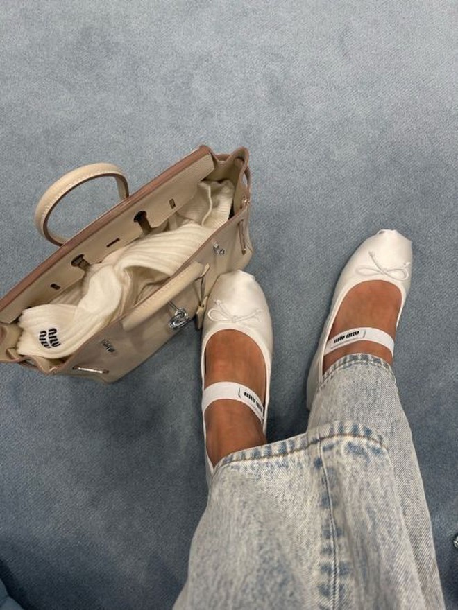 Hot trend 2026 gọi tên giày satin: Từ giày búp bê tới sneakers đều xinh cỡ này, bảo sao MXH mê đắm!- Ảnh 9. Hot trend 2026 gọi tên giày satin: Từ giày búp bê tới sneakers đều xinh cỡ này, bảo sao MXH mê đắm!- Ảnh 9.