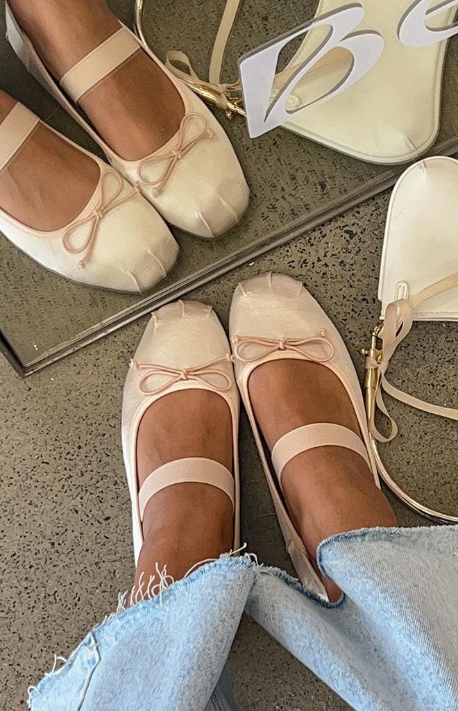 Hot trend 2026 gọi tên giày satin: Từ giày búp bê tới sneakers đều xinh cỡ này, bảo sao MXH mê đắm!- Ảnh 10. Hot trend 2026 gọi tên giày satin: Từ giày búp bê tới sneakers đều xinh cỡ này, bảo sao MXH mê đắm!- Ảnh 10.