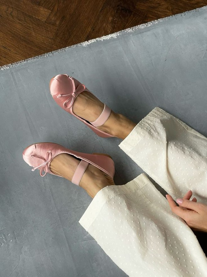 Hot trend 2026 gọi tên giày satin: Từ giày búp bê tới sneakers đều xinh cỡ này, bảo sao MXH mê đắm!- Ảnh 11. Hot trend 2026 gọi tên giày satin: Từ giày búp bê tới sneakers đều xinh cỡ này, bảo sao MXH mê đắm!- Ảnh 11.