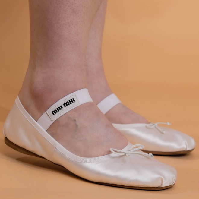 Hot trend 2026 gọi tên giày satin: Từ giày búp bê tới sneakers đều xinh cỡ này, bảo sao MXH mê đắm!- Ảnh 12. Hot trend 2026 gọi tên giày satin: Từ giày búp bê tới sneakers đều xinh cỡ này, bảo sao MXH mê đắm!- Ảnh 12.