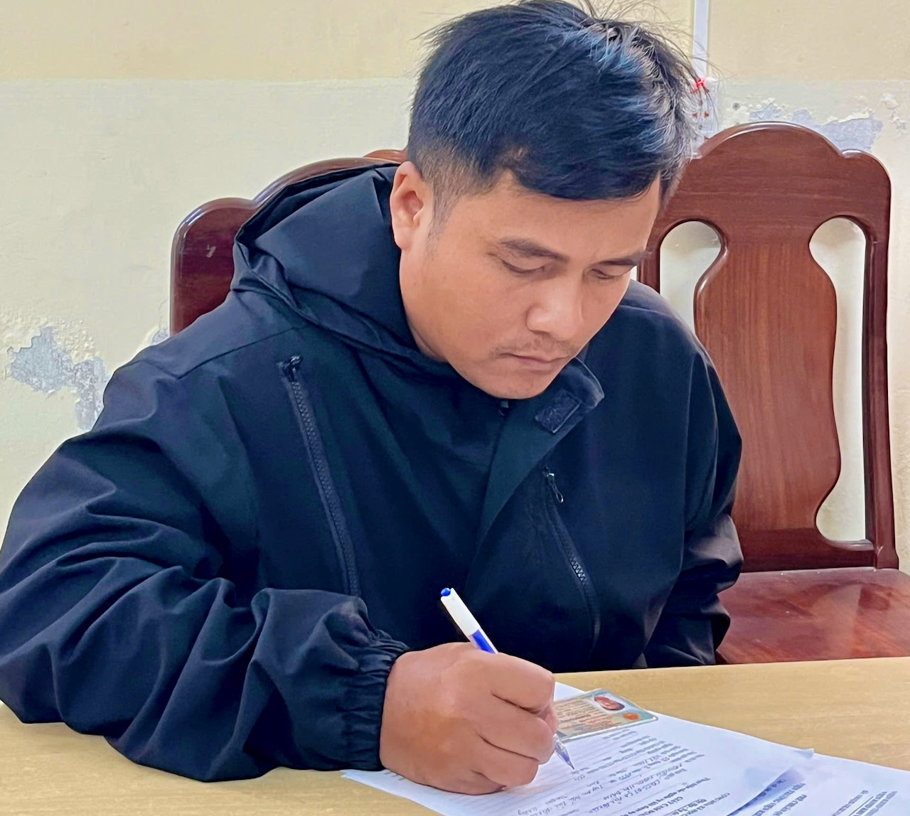 Khởi tố trưởng thôn lập nhóm trên Zalo để xúc phạm, bịa đặt thông tin về lãnh đạo địa phương - Ảnh 2.