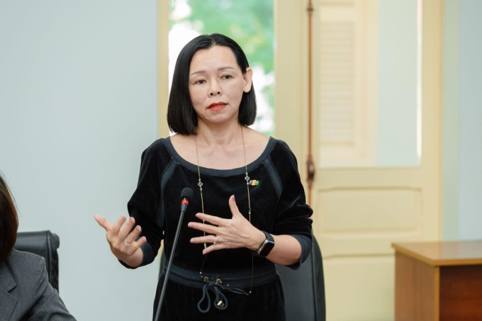 Bà Nguyễn Bạch Điệp, Chủ tịch FPT Retail kiêm Tổng giám đốc hệ thống nhà thuốc và trung tâm tiêm chủng Long Châu, phát biểu tại sự kiện. Ảnh: LC