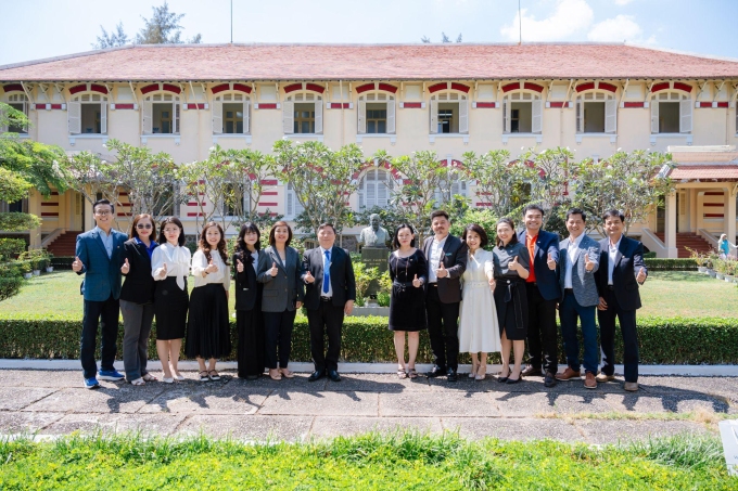 Lãnh đạo Viện Pasteur TP HCM và Long Châu tham quan viện nghiên cứu, chia sẻ kinh nghiệm về y tế dự phòng, hôm 2/2. Ảnh: LC