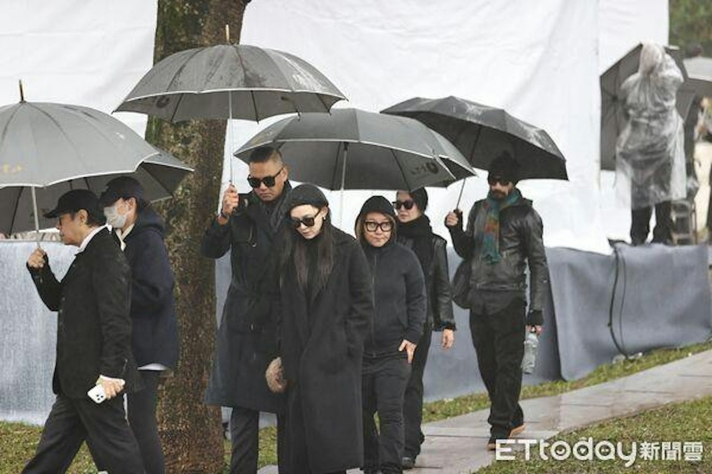 Chồng Từ Hy Viên tạc tượng tưởng nhớ vợ trong lễ giỗ đầu - 3