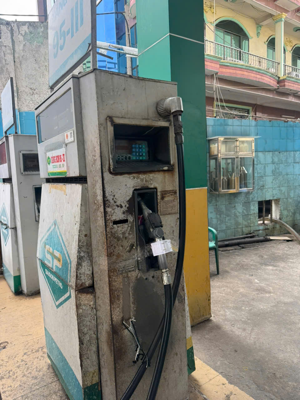 Công an TP . HCM triệt phá đường dây sản xuất và buôn bán xăng giả RON A95 - Ảnh 2.