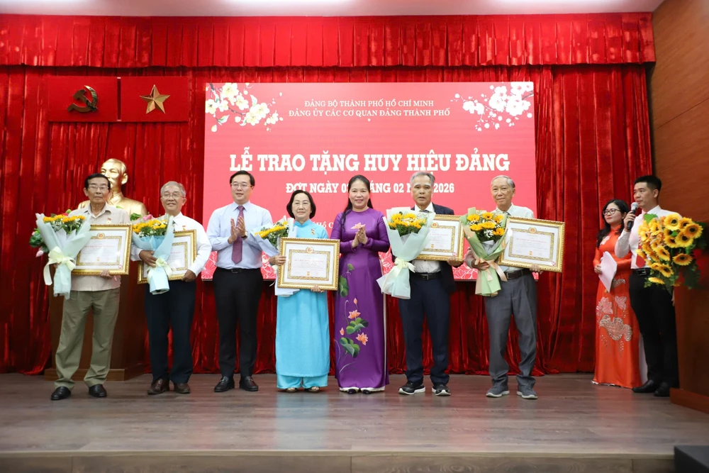 trao-huy-hieu-dang-tphcm 3.jpg