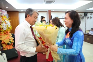 Đảng ủy UBND TP.HCM trao Huy hiệu Đảng cho 45 đảng viên