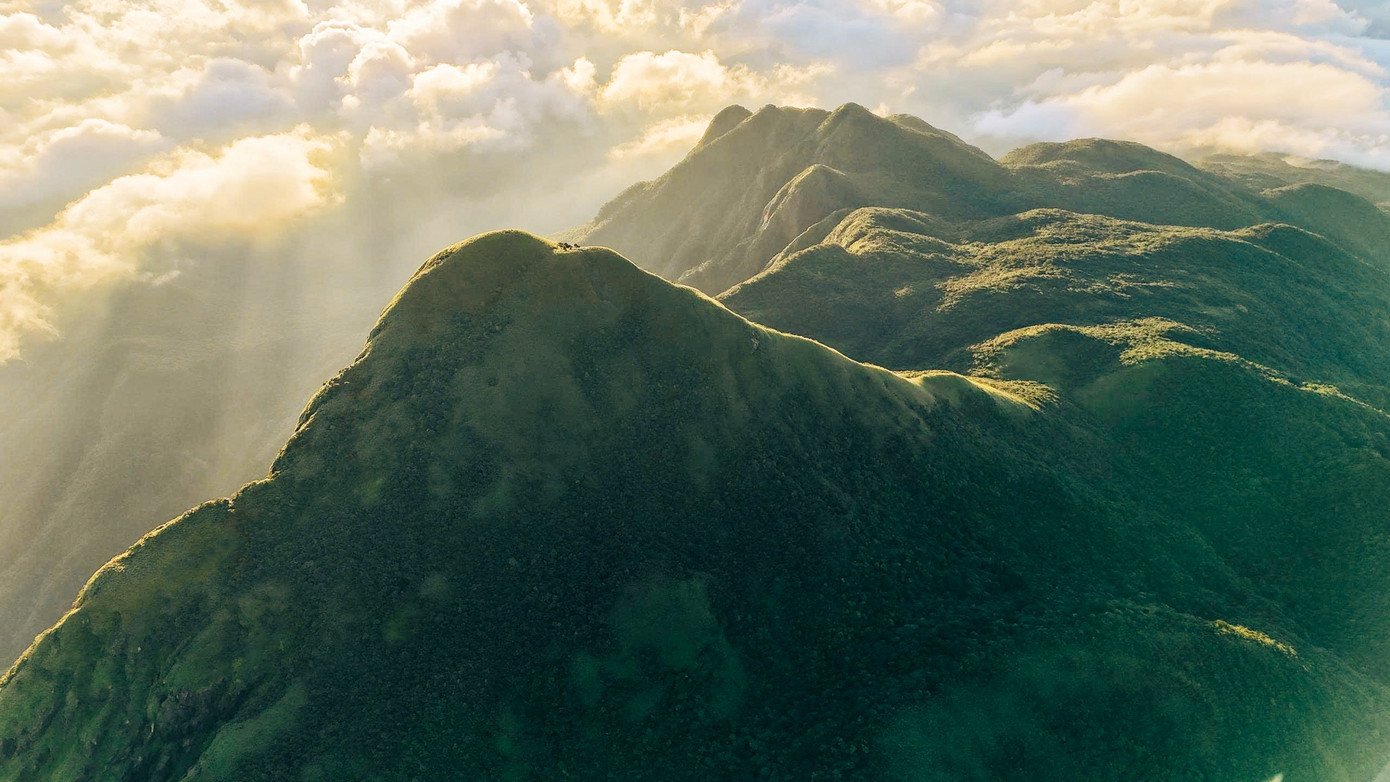 Càng lên cao, mây càng dày. Mùa Xuân là mùa săn mây đẹp nhất ở Pa Thiên - Voi Mẹp. Có lúc, mây tràn xuống tận lối đi, bồng bềnh như dòng sông trắng chảy giữa rừng già. Người đi rừng bước trong mây, giữa không gian mơ hồ, thực - ảo đan xen, khiến hành trình chinh phục núi cao trở nên nhẹ nhàng và giàu chất thơ.