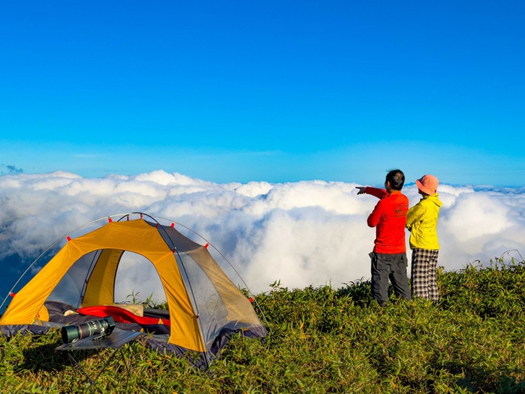 Bồng bềnh mây trắng, hoa rừng ở Pa Thiên - Voi Mẹp 17 Khoảnh khắc đáng nhớ nhất của hành trình là khi đặt chân lên đỉnh Pa Thiên - Voi Mẹp, ở độ cao 1.707 m. Trước mắt mở ra một không gian rộng lớn đến choáng ngợp: Mây trắng cuộn trào dưới chân, dãy Trường Sơn trùng điệp ẩn hiện trong sương. Đứng giữa mùa Xuân đại ngàn, con người bỗng trở nên nhỏ bé. Mọi mệt mỏi, lo toan dường như tan biến, chỉ còn lại cảm giác an yên hiếm có.