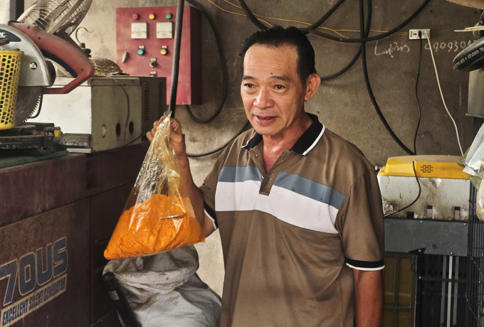 Nghi can cùng phẩm màu để sản xuất xăng giả. Ảnh: Công an TP HCM