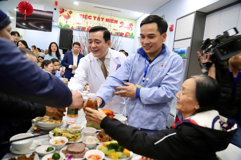 Người bệnh háo hức với chợ Tết 0 đồng, bữa cơm tất niên ấm áp - 2