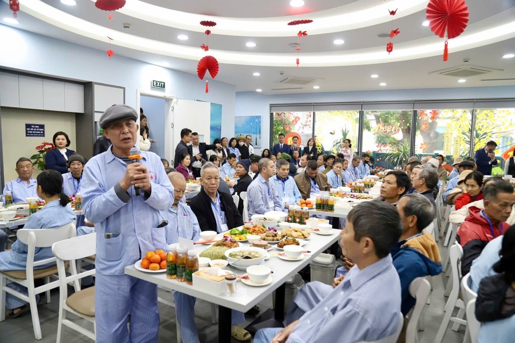 Người bệnh háo hức với chợ Tết 0 đồng, bữa cơm tất niên ấm áp - 3