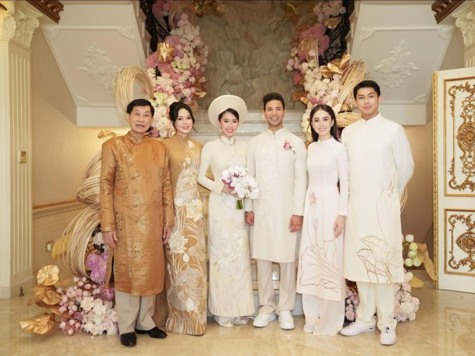 Nhan sắc ít son phấn của dâu út tương lai nhà Jonathan Hạnh Nguyễn 5 Marie Trâm Anh chụp hình cùng gia đình bạn trai nhân dịp đám cưới của Tiên Nguyễn hồi cuối năm 2025.